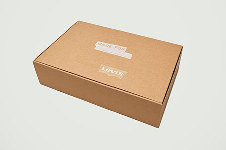 Enhancing the online shopping experience by packaging